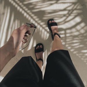 ✨👣HP 👣✨𝗡𝗪𝗧 𝗭𝗮𝗿𝗮 • Lug Sole Leather Sandals